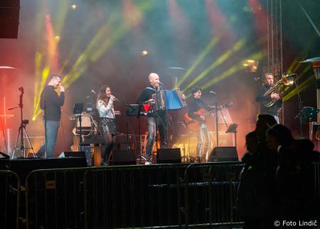 V novo leto stopili skupaj z ansamblom Galop (17)